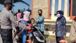 pembagian masker 1