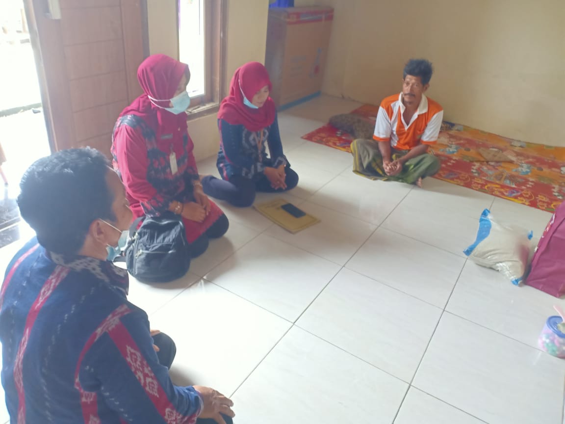 PELAKSANAAN KEGIATAN HOME VISIT DAN PENYERAHAN BANTUAN SEMBAKO BAGI PENYANDANG DISABILITAS FISIK (TUNA DAKSA) DI DESA BREMI KECAMATAN MIJEN PELAKSANAAN KEGIATAN HOME VISIT DAN PENYERAHAN BANTUAN SEMBAKO BAGI PENYANDANG DISABILITAS FISIK (TUNA DAKSA) DI DESA BREMI KECAMATAN MIJEN